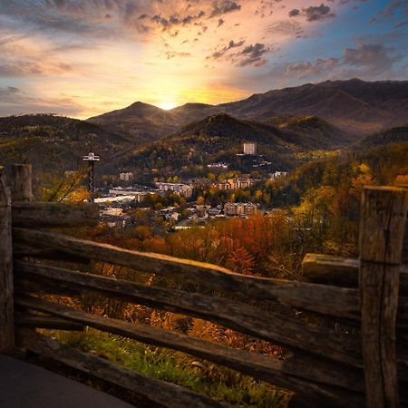 Magical Moments, Hot Tub, Wifi, 1089 Free Tickets Each Paid Day, Dollywood And More Gatlinburg Exterior photo