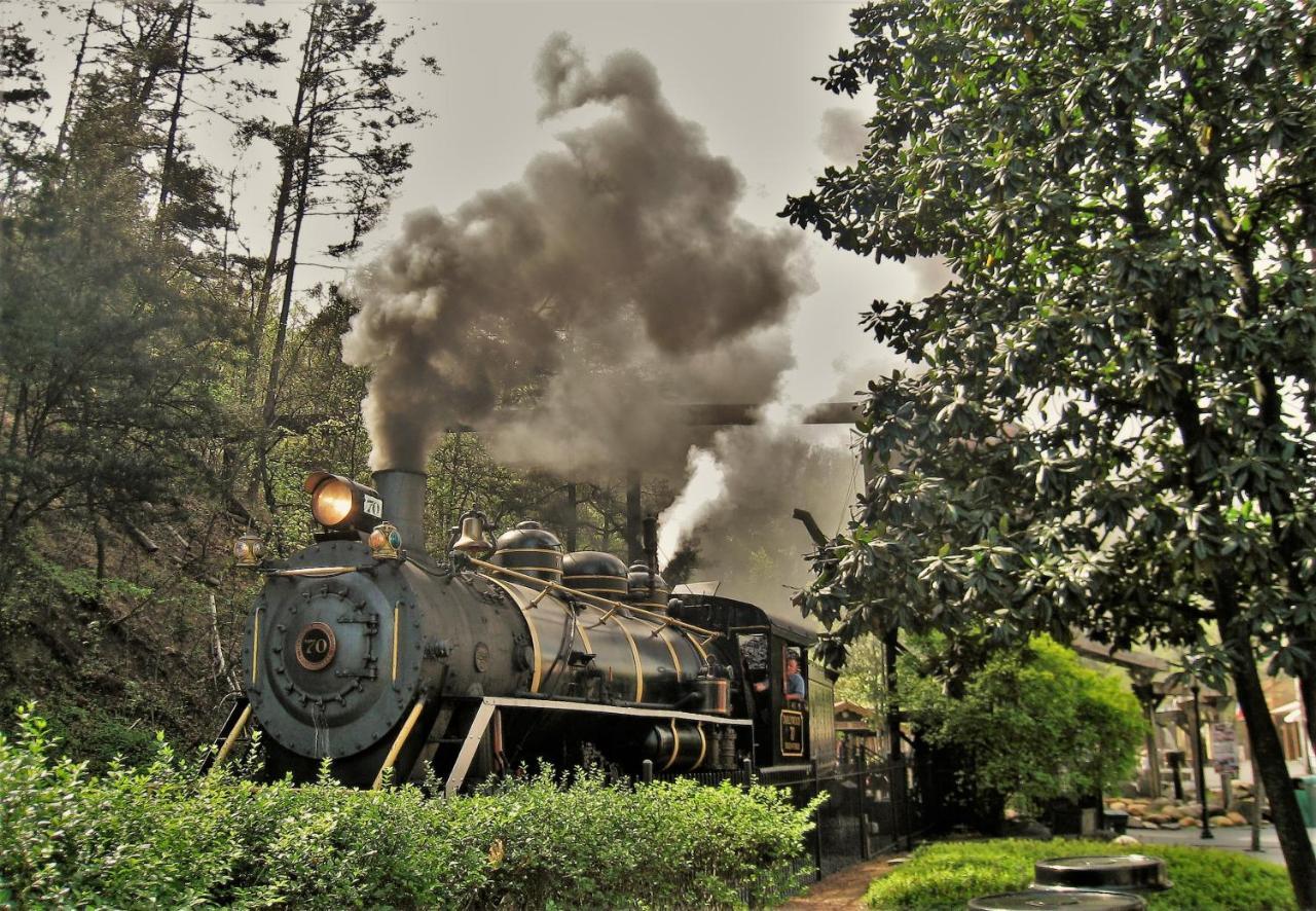 Magical Moments, Hot Tub, Wifi, 1089 Free Tickets Each Paid Day, Dollywood And More Gatlinburg Exterior photo